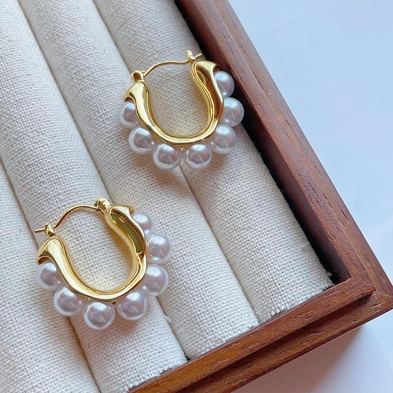 Retro U-Shaped Geometric Inlaid Pearl Stud Earrings for Women Elegant Party and Everyday Wear золотой