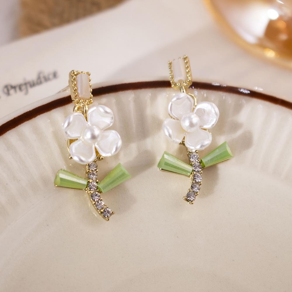 

Серьги с цветочным жемчугом зеленого цвета высшего качества - серебряные игольчатые, дизайн в виде ландыша и тюльпана