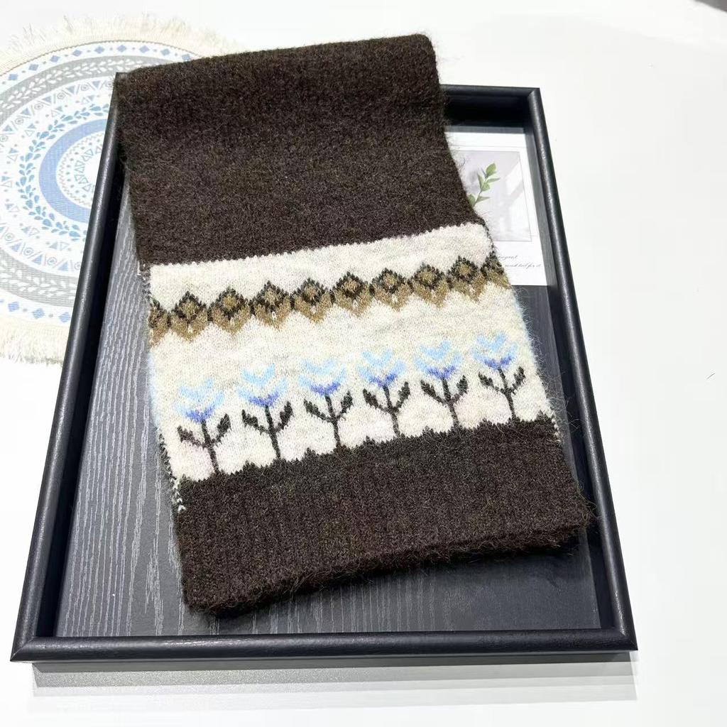 2025 Women's Retro Wool Jacquard Knit Scarf - Cozy, Versatile Winter Neck Warmer with Korean Style for Christmas and Autumn