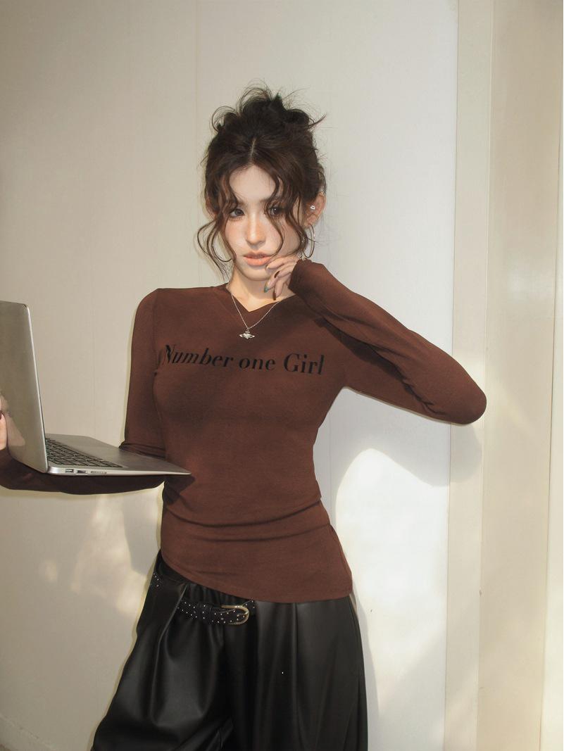 

2026 Spring V-Neck Mesh Long-Sleeved T-Shirt with Letter Print and Irregular Hem One Size кофейный