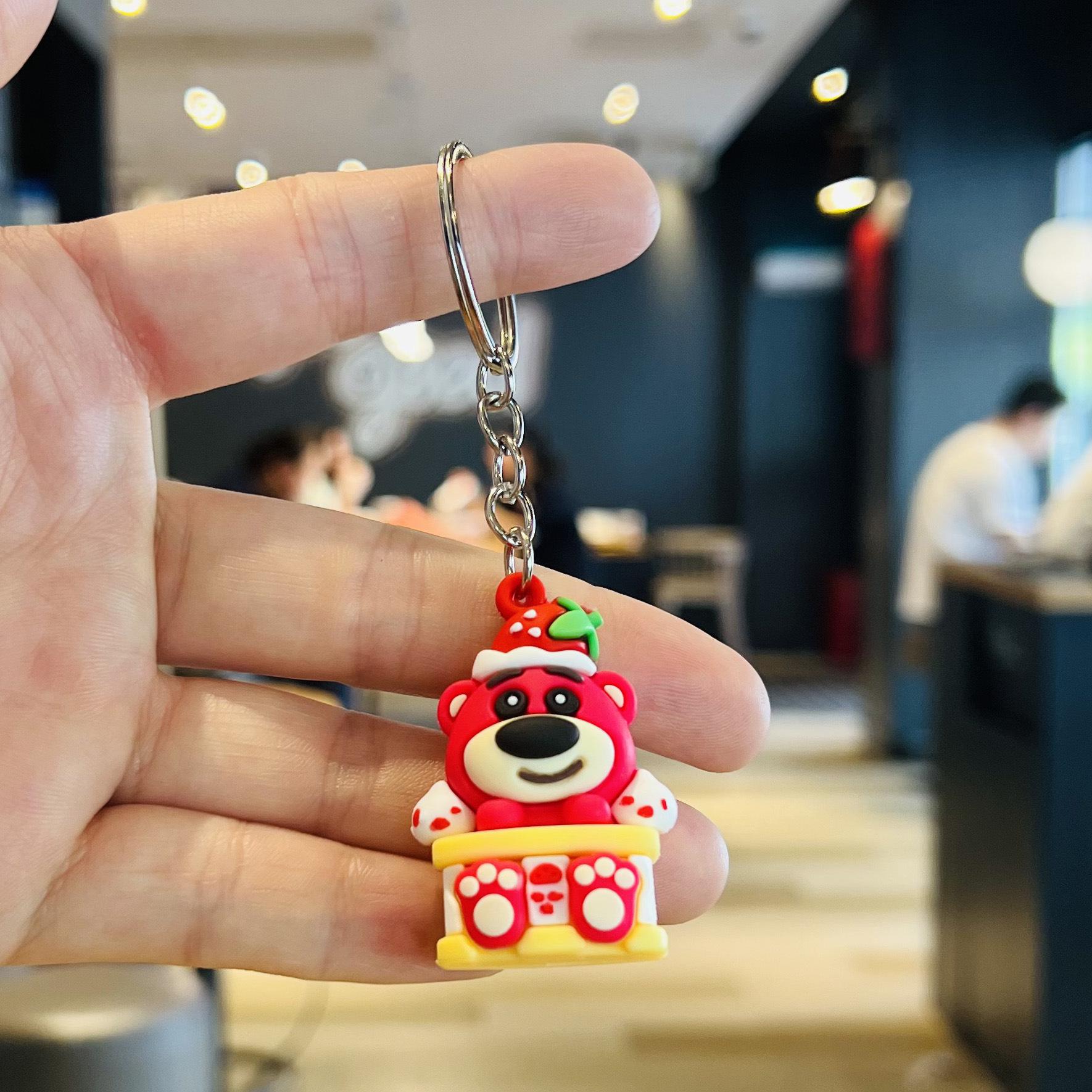 

Брелок «Земляничный медведь» — мультяшный кулон для подарка детям или для похода в торговый центр