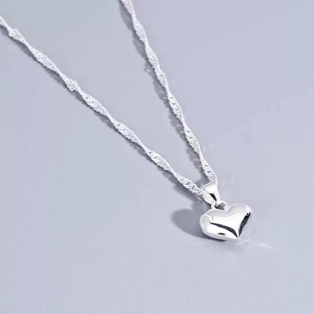 European & American Heart Pendant Necklace - Women's Niche, High-End Clavicle Chain with Personality Lips Design