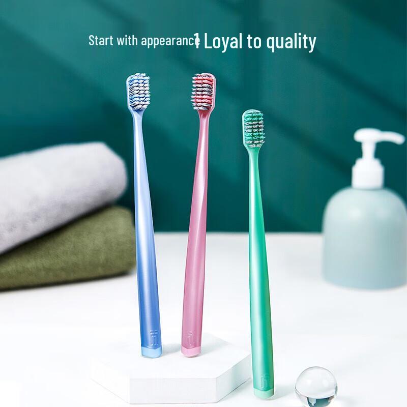 Minimalistische Spiral-Zahnbürste mit weichen Borsten