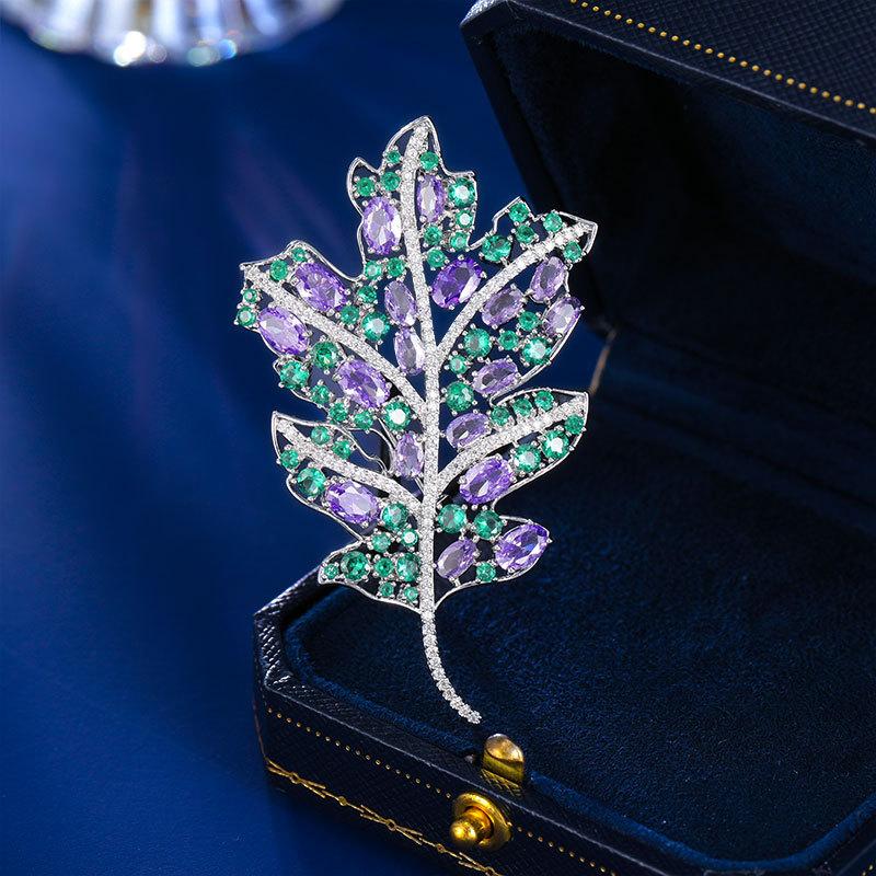 

Чувство нишевого дизайна Новый высококачественный корсаж на булавке Высококачественный изысканный дизайн Брошь в виде кленового листа из полого циркония