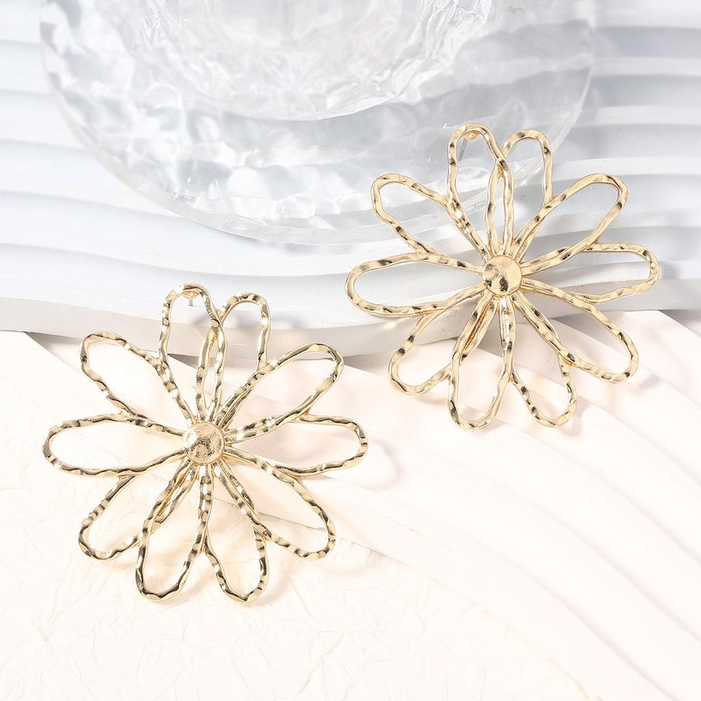 New exaggerated and fashionable hollow versatile alloy flower stud earrings, creative and simple daily commuting models