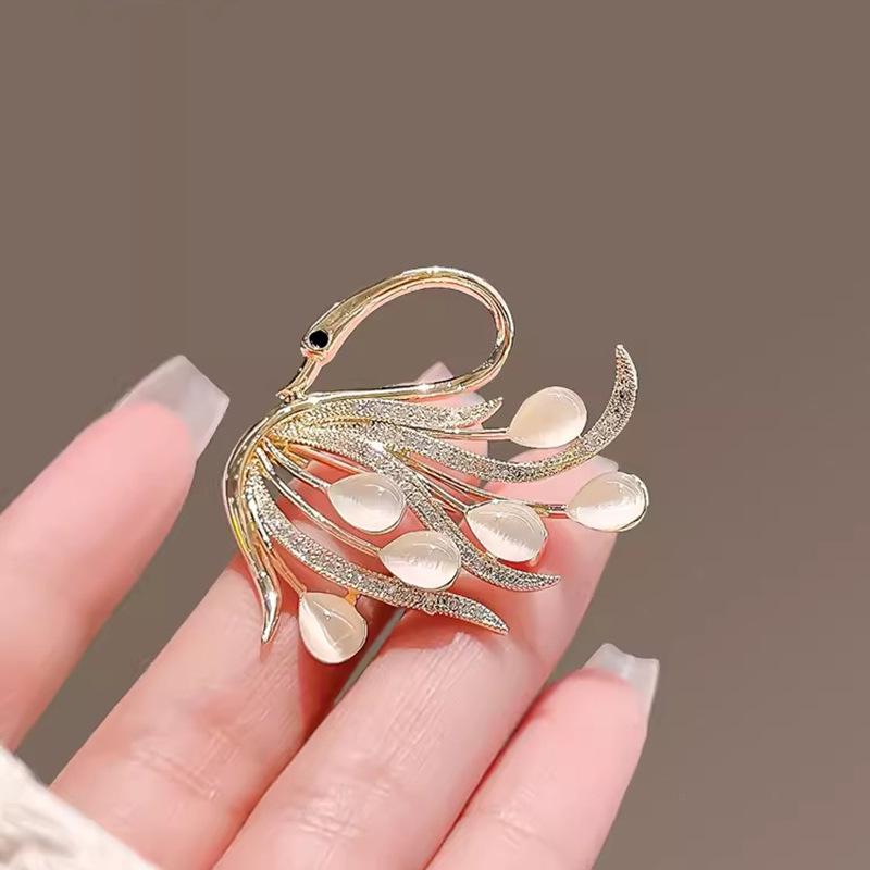 Exquisite Cat's Eye Swan Brooch: Elegant Women's Pin for Suits and Lapels, Enhancing Fashion with Personality.