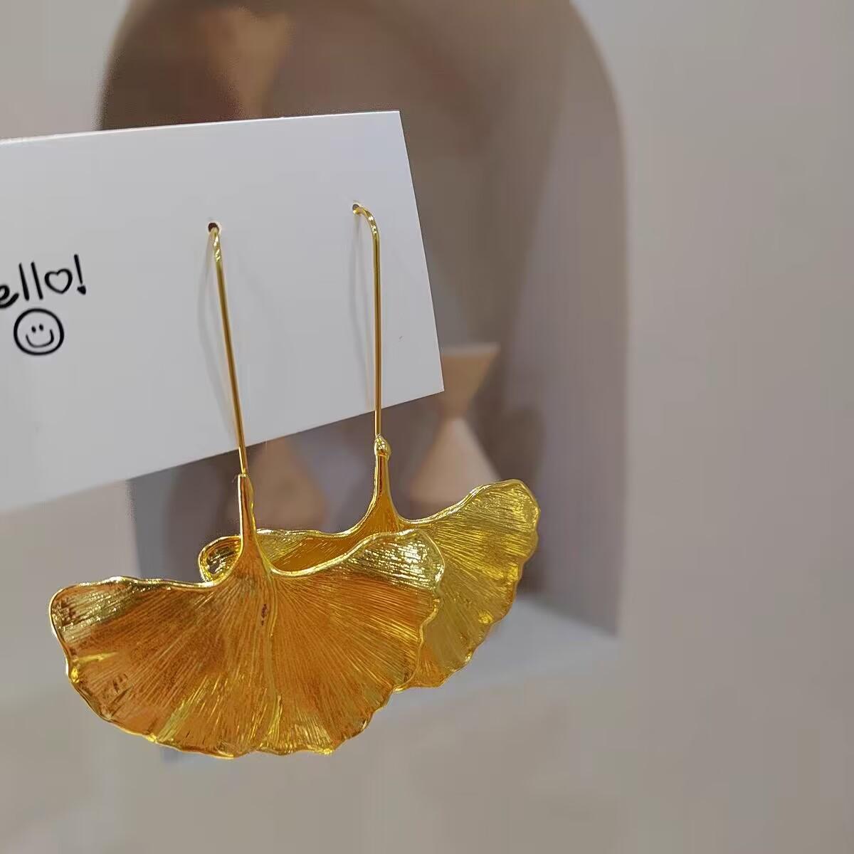 Sweet retro ginkgo biloba leaf ear hook gold leaf texture pendant earrings light luxury exaggerated personality earrings
