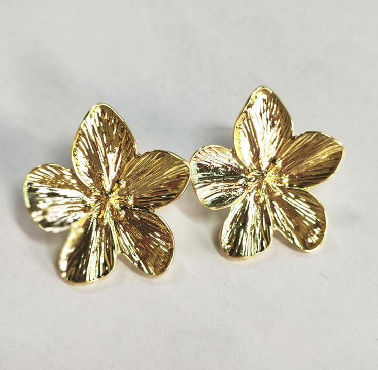 

Серьги «Золотые лепестки»: Элегантный, изысканный цветочный дизайн для уникального женского стиля.