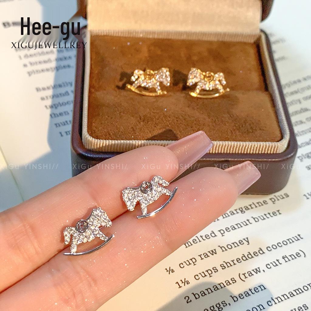 Серьги-пусеты «Серебряная Игла» со знаком зодиака - Модный стиль 2026 Rich Woman Earrings платиновый