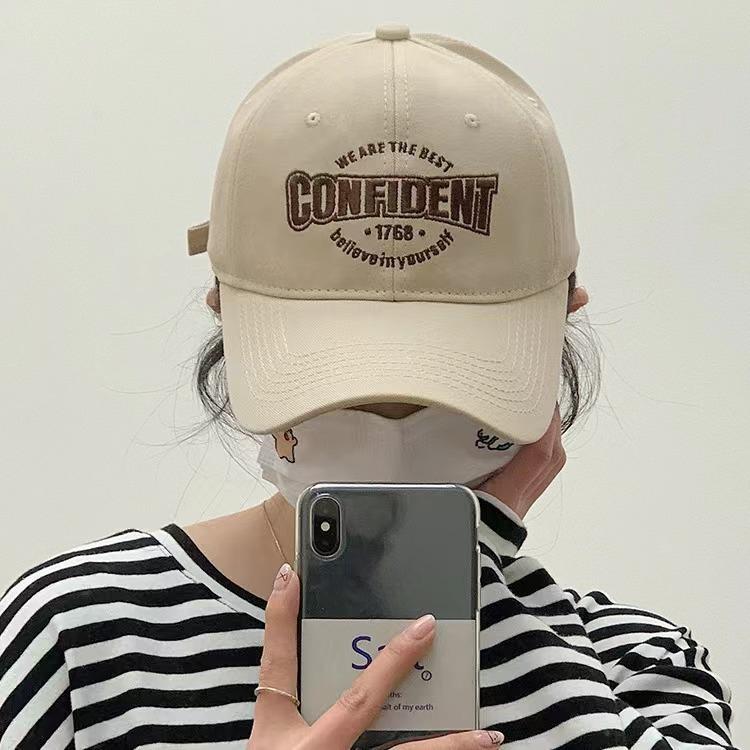 Frühling Neuer Stil Baseballkappe mit großer Buchstabenstickerei für Damen Retro Lässig Street Paar Zeigen ihre Gesichter Kleine Baseballkappe Trend