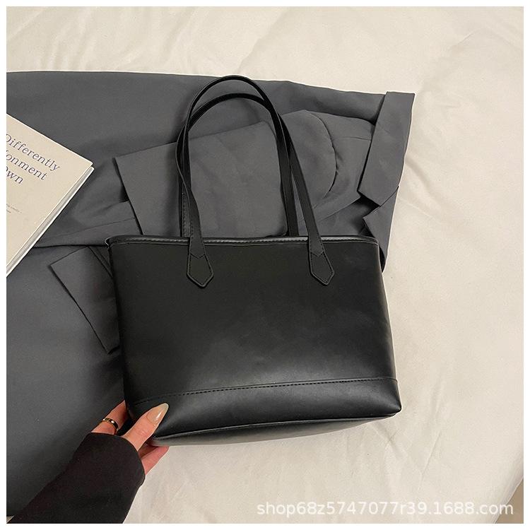 Korean version of urban simple large-capacity shoulder bag 2025 new spring texture underarm bag fashionable casual tote bag