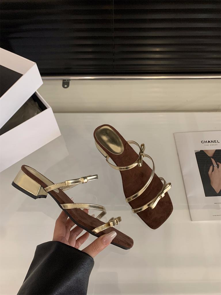 Französische kleine Sandalen dicker Absatz Temperament silberne Pantoletten Feenschuhe Oberbekleidung 2025 Sommer mit Rock Riemchensandalen