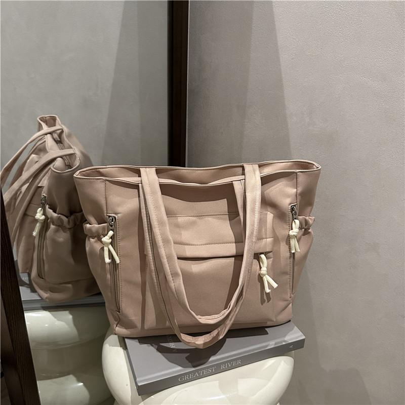 

Simple texture, fashionable and large-capacity tote bag, casual personalized trendy bag, women s niche design shoulder bag