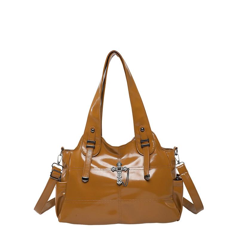 

Вместительная сумка из мягкой кожи 2025 Осень Новая Мода Женская Повседневная Сумка на Плечо Сумка-Тоут светло-коричневого