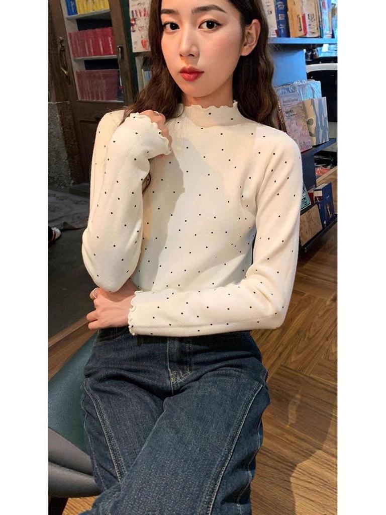 Dámské tričko s dlouhým rukávem, slim fit, s vysokým límečkem a volánky s puntíky