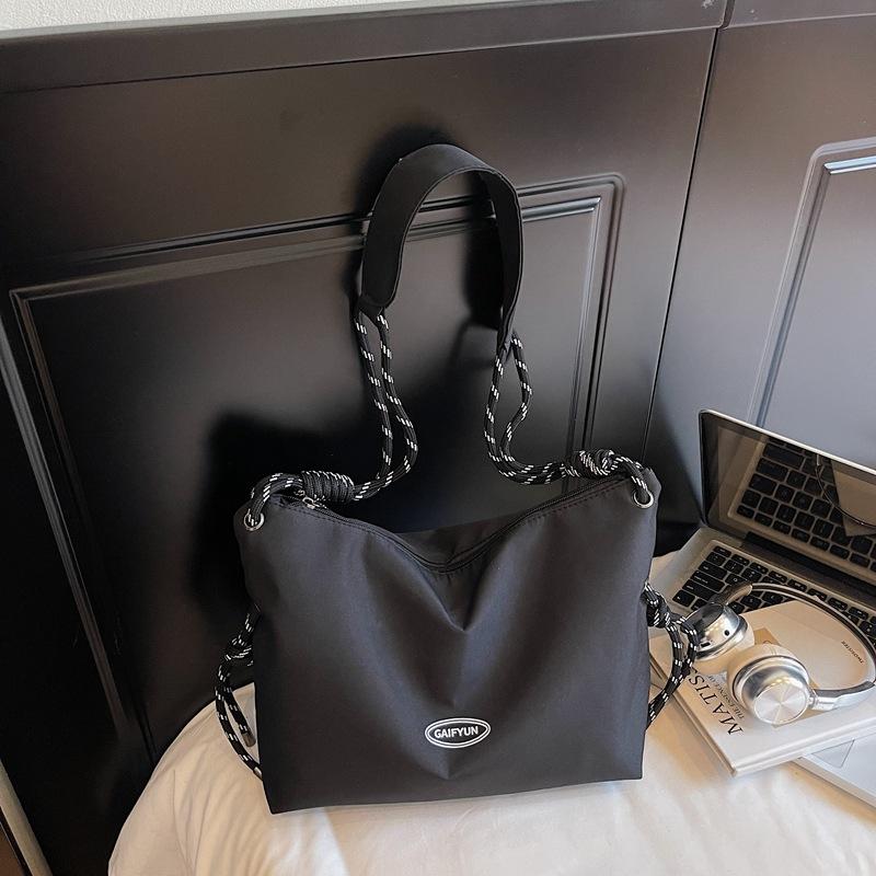 

Autumn new niche dumpling bag female design sense solid color versatile student class commute large capacity messenger bag чёрный