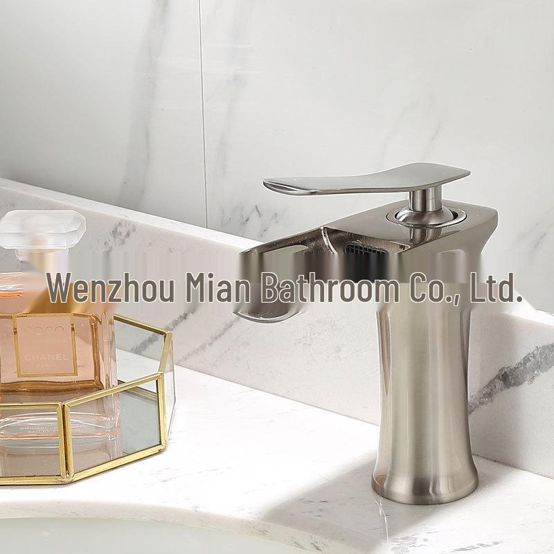 Luxuriöser Kupfer-Wasserfallhahn für das Badezimmer einer Villa – Heiß- und Kaltfunktion, kreatives Design für das Handwaschbecken