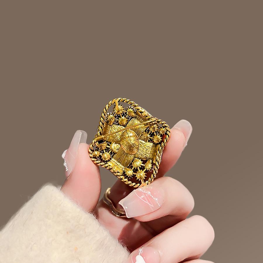 Creative Retro Medieval Brooch Women's High-end Temperament Pearl Corsage Rhinestone Luxury Pin Coat