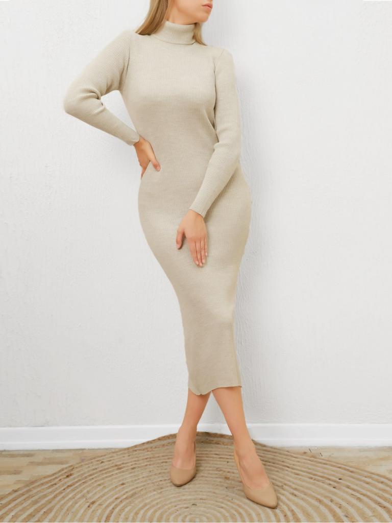 

Женское трикотажное платье с высоким воротником и длинными рукавами