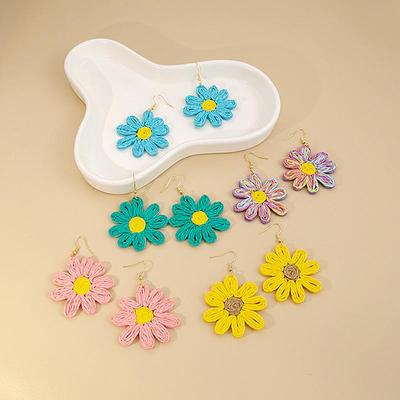 Boho plážový styl ručně tkané rafiové náušnice s kopretinami