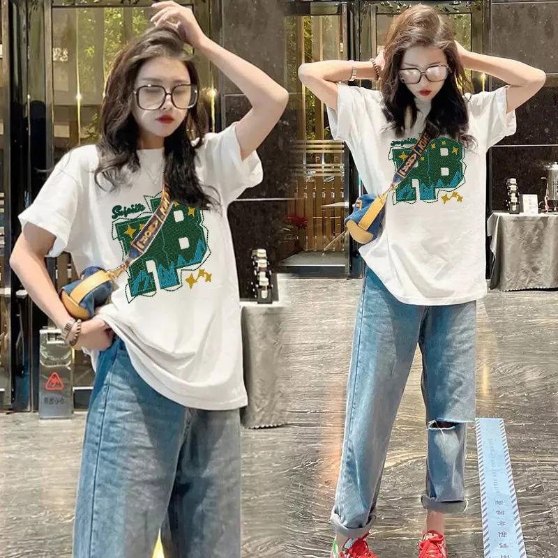 Damski T-shirt z czystej bawełny o luźnym kroju z prostymi ramionami - Wzór na lato 2024