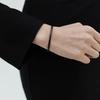 DAS SCHWARZE ARMBAND