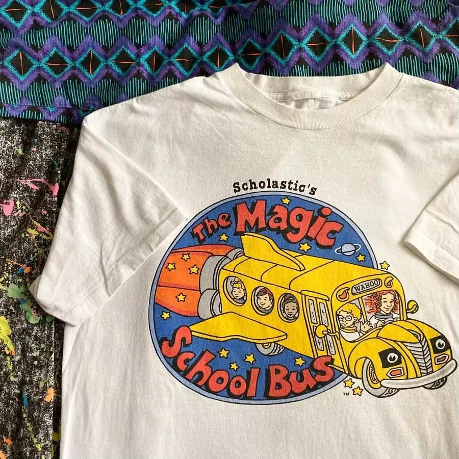 

Высококачественная печать на школьном автобусе-ракете, ретро американский анимационный мультфильм, ретро премиальное ощущение, ношение в качестве нижней футболки, короткий рукав 4XL