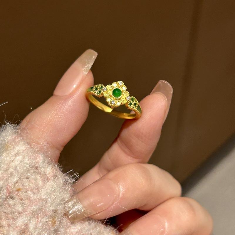 Prsteny s vsazenými smaragdy ve stylu lehkého luxusu a vintage pro ženy, kreativní prsten v palácovém stylu s elegantním designem, svatební šperk