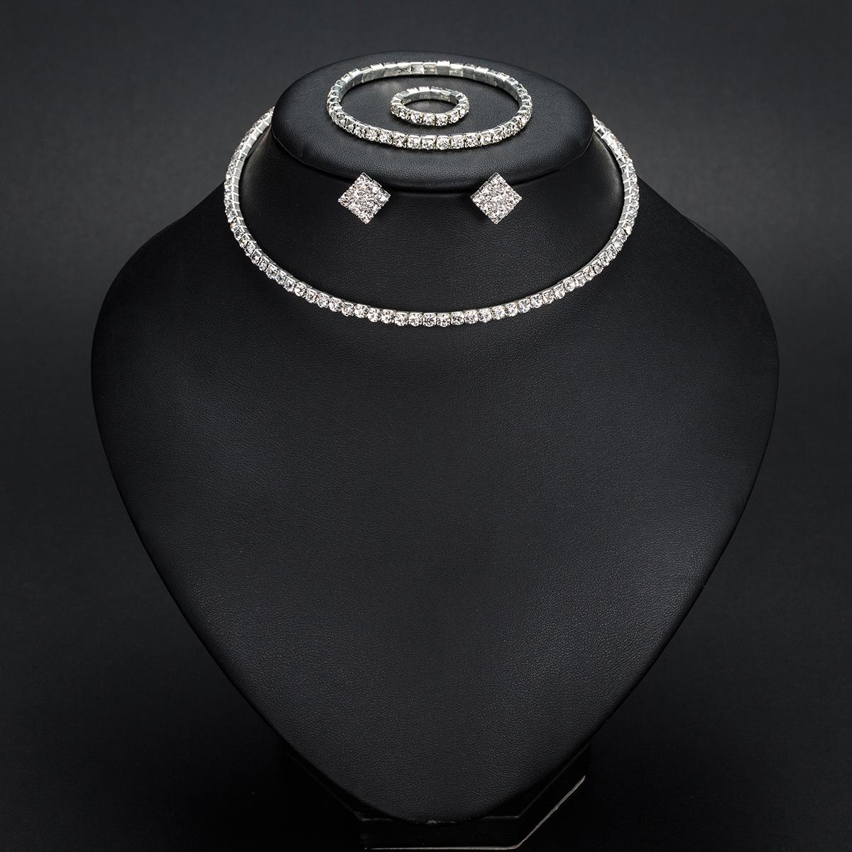 

Европейский и американский набор модной бижутерии: Полый чокер с бриллиантами, серьги, кольцо, браслет - N387