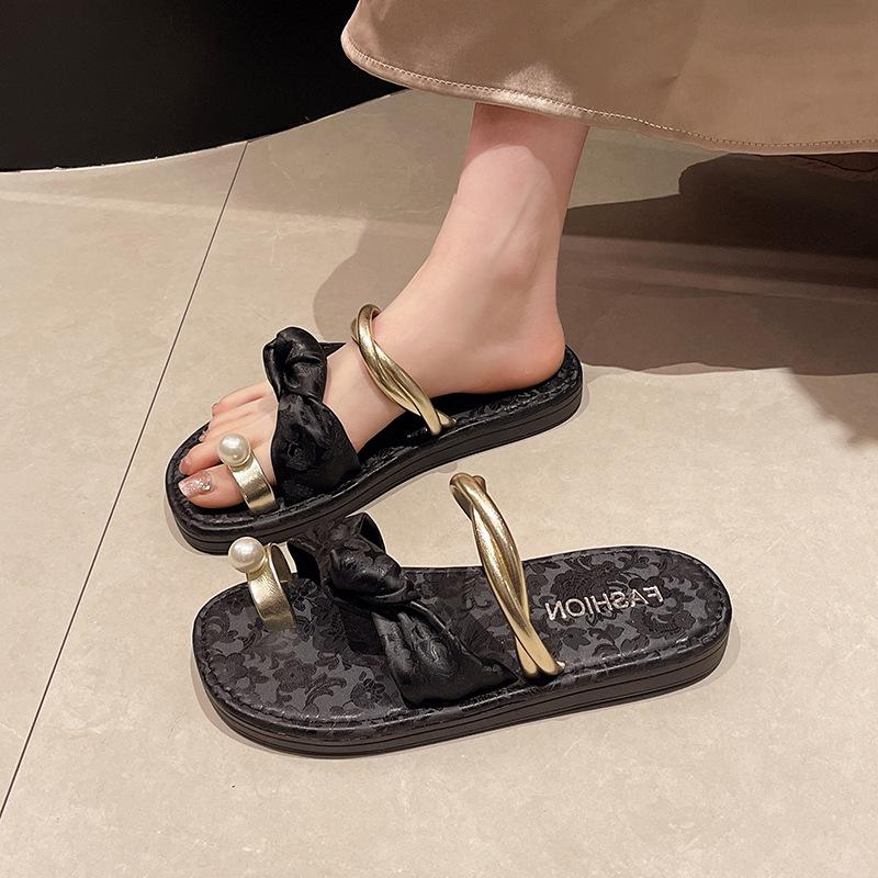 Französische Nischen-High-End-Slipper mit flachem Boden für Damen-Oberbekleidung 2025 Sommer neue Mode lässig Zehen bedeckende Strandsandalen