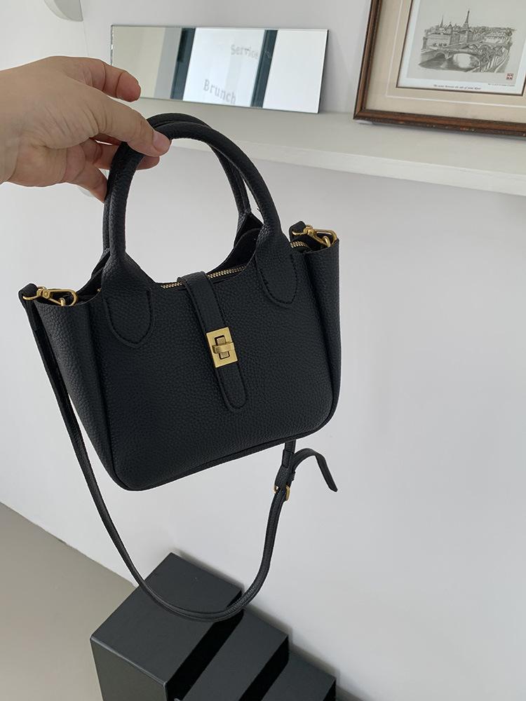 

Женская сумка 2025 новая сумка-мессенджер женская нишевая высококлассная сумочка весенняя модная сумка-ведро женская универсальная чёрный