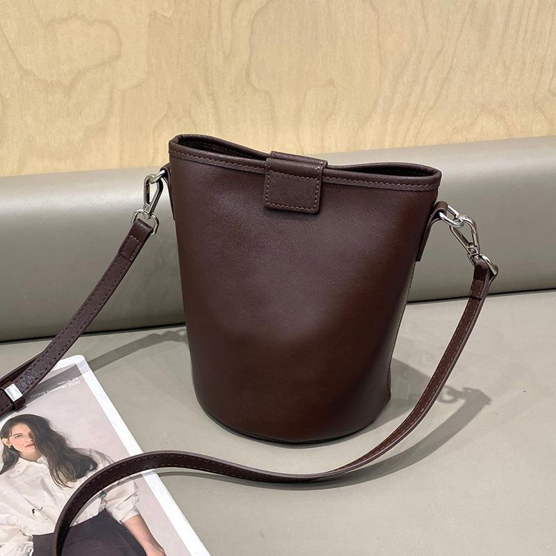 

New Niche High-end Large-capacity Shoulder Messenger Bag, Genuine Leather Women s Bag, First-layer Vegetable Tanned Cowhide Bucket Bag. темно-коричневого кольору