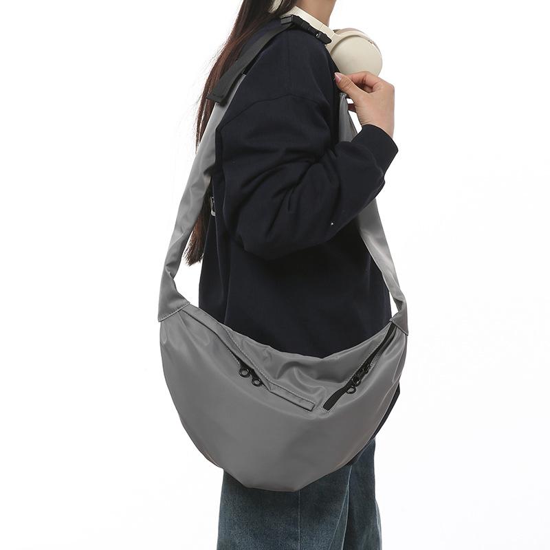 Japanese Trend Fashion Simple Sports Style Dumpling Bag Men and Women the Same Versatile Commuter Nylon Messenger Bag