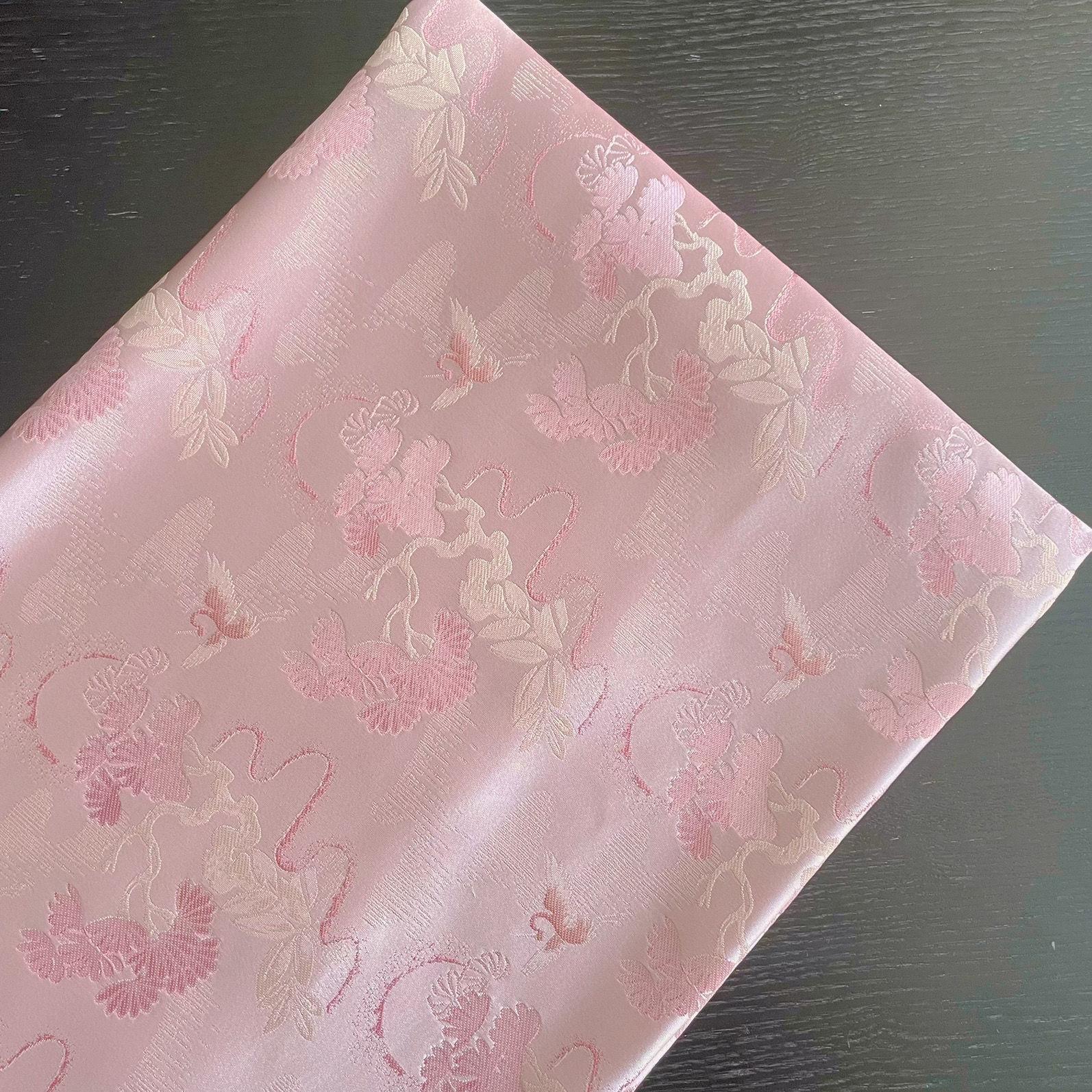 

The draping textured and stylish satin fabric can be used for wedding gowns formal dresses and designer clothing 1.5M&1M розовый