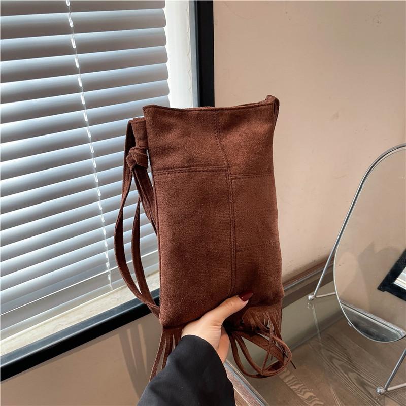 2025 new suede niche design new women's bag bohemian American fringed bag matte messenger