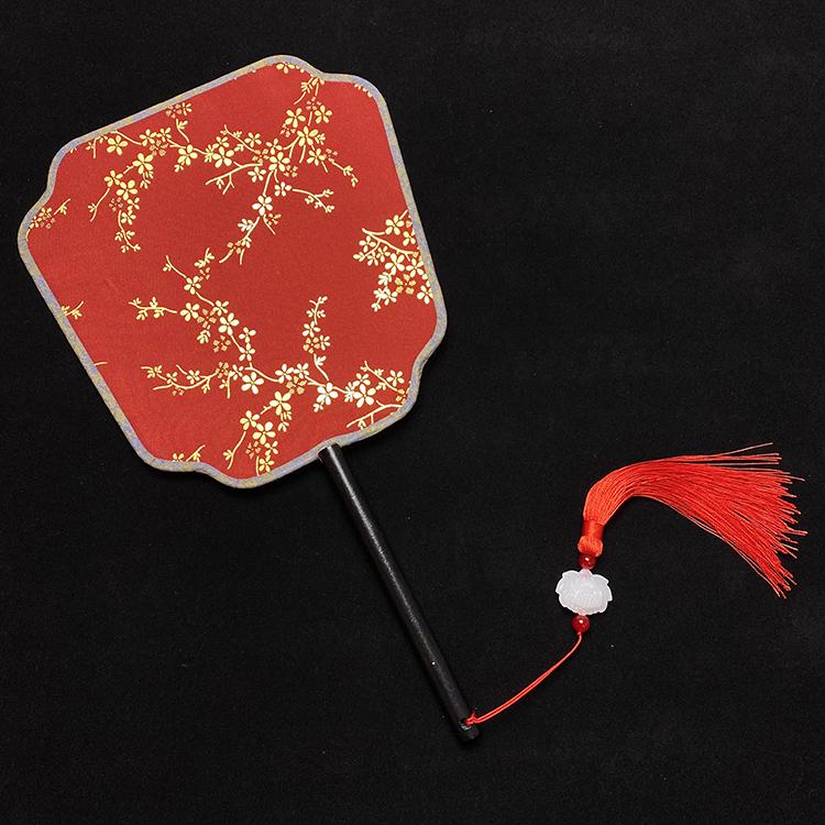 Éventail rond en soie rouge Hanfu ancien, orné d'un long pompon, pour la mariée.