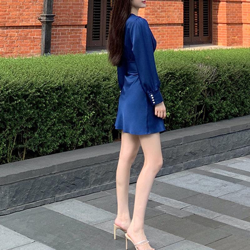 Blaues Satin-Schrägschnittkleid mit V-Ausschnitt und Lotusblatt-Besatz