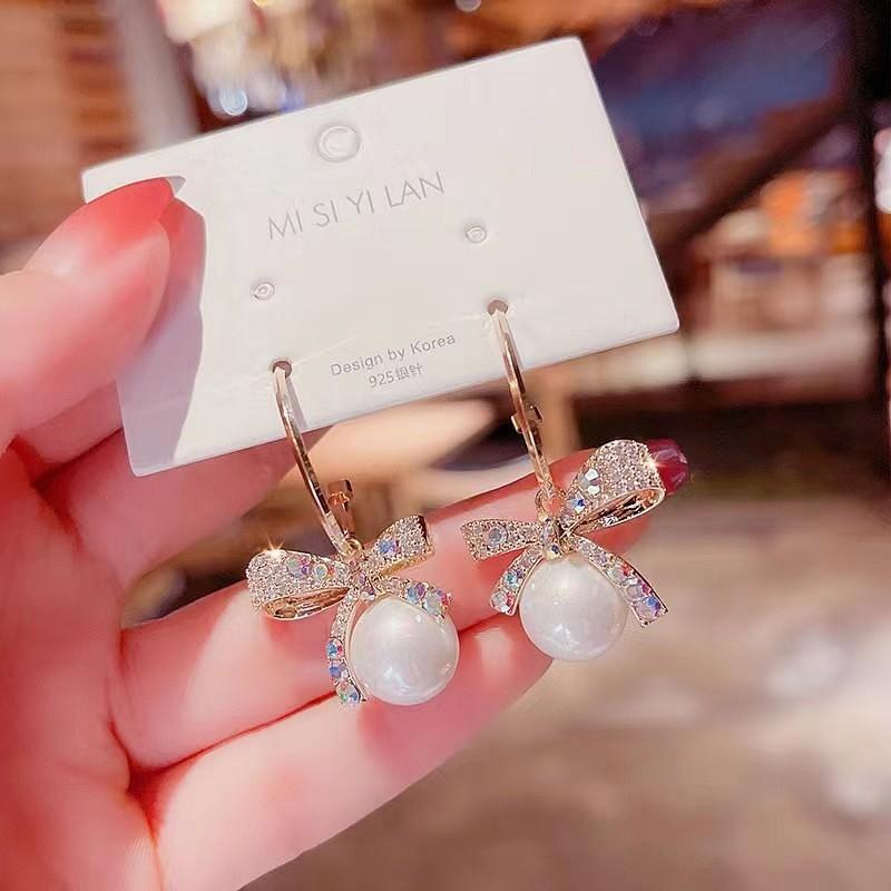 Fashion and elegance, atmospheric bow pearl earrings, women's design sense, versatile, exquisite stud earrings, sweet temperament, ear jewelry