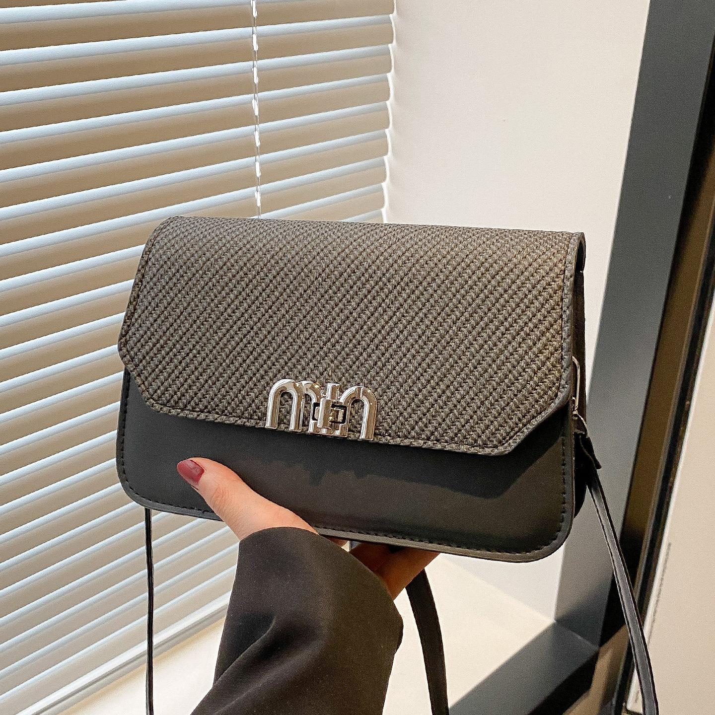 

Niche design portable small square bag women s 2025 new popular high-end texture shoulder messenger bag чёрный