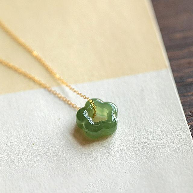 Hetian Jade Plum Blossom Pendant Necklace Natural Vintage Dainty Choker Luxury Clavicle Chain Fashion Temperament