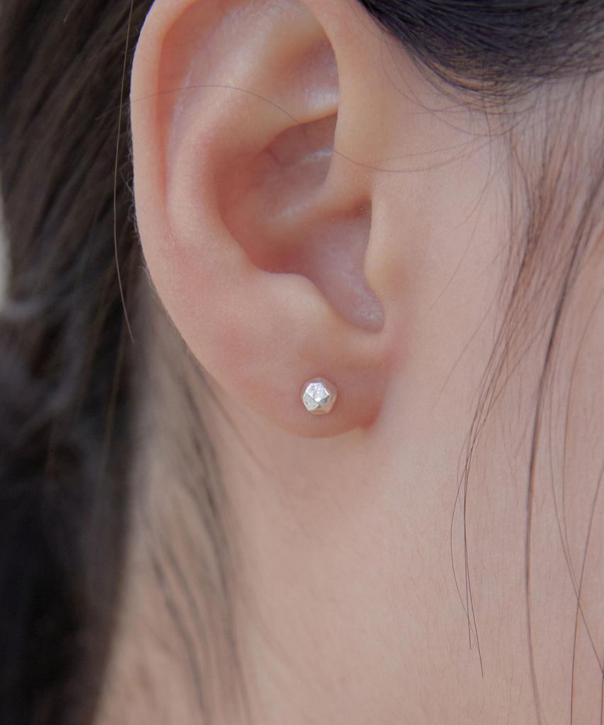 Byweekend Mini Hammer Ball Earring