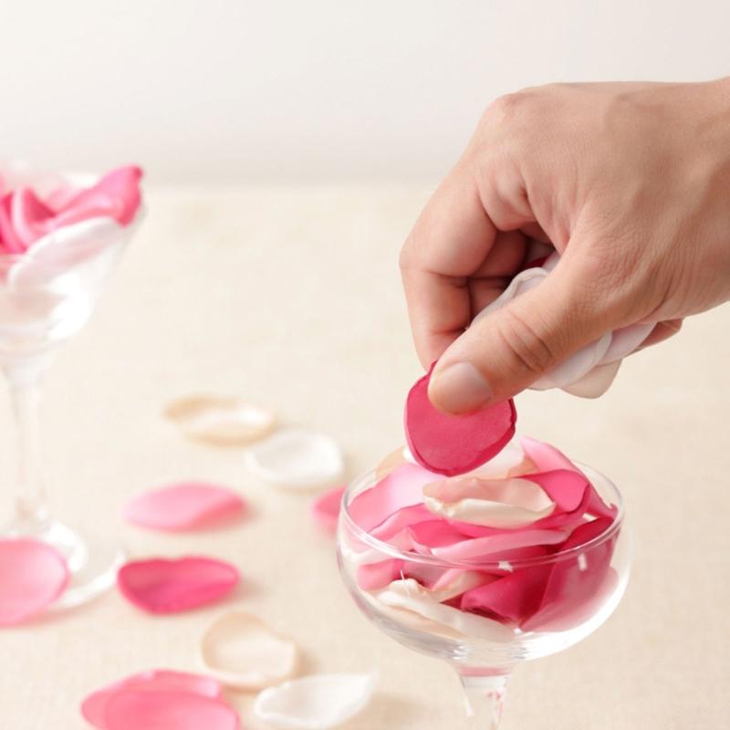 Artificial Rose Petals for Weddings and Special Occasion Perfect for Creating a Romance Atmospheres Decors 200Pieces