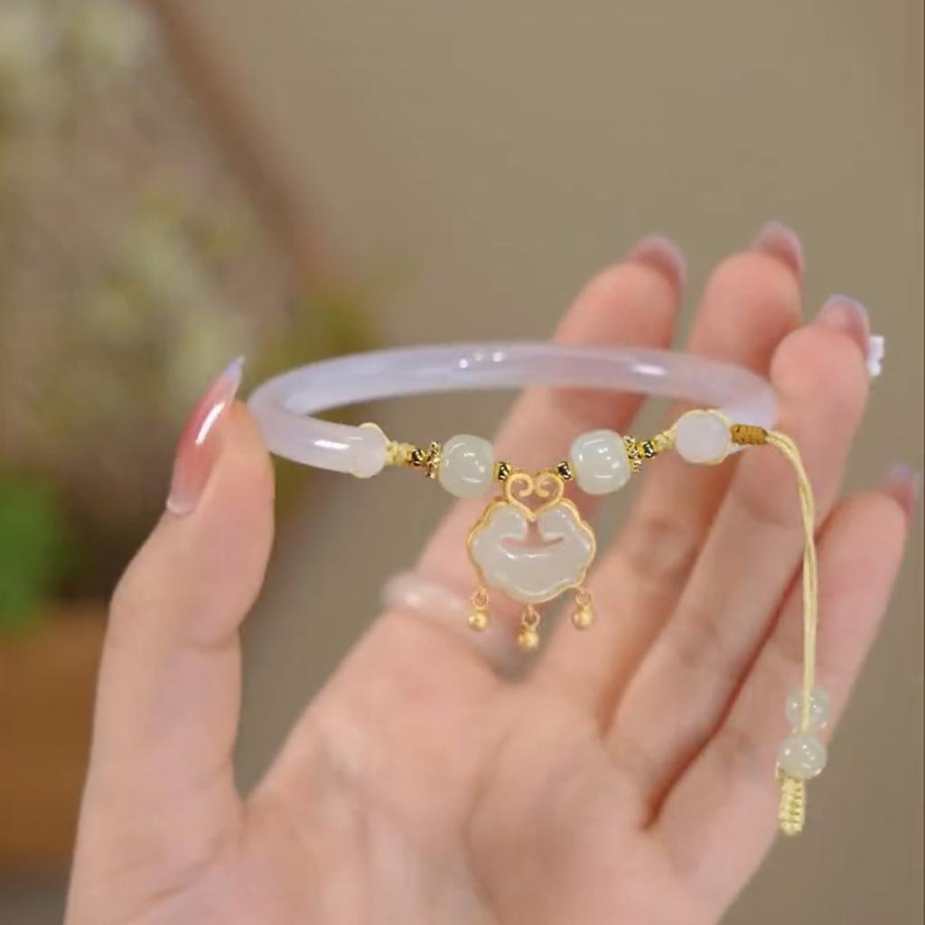 Hand-carved patterned bracelet, natural Hetian jade bracelet, fashionable for commuting OL Cute girls' bracelet
