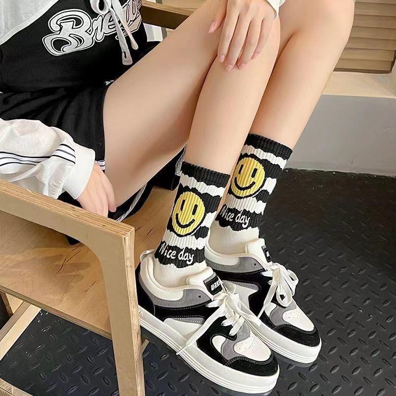 2023 Black & White Smiley Face Mid-Tube Socks - Unisex Autumn/Winter High Waist Sports Wear