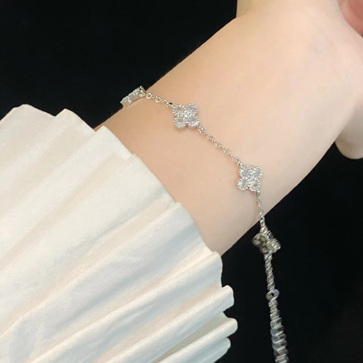 Small Four-leaf Clover Bracelet Simple and Delicate Four-leaf Flower Jewelry for Women