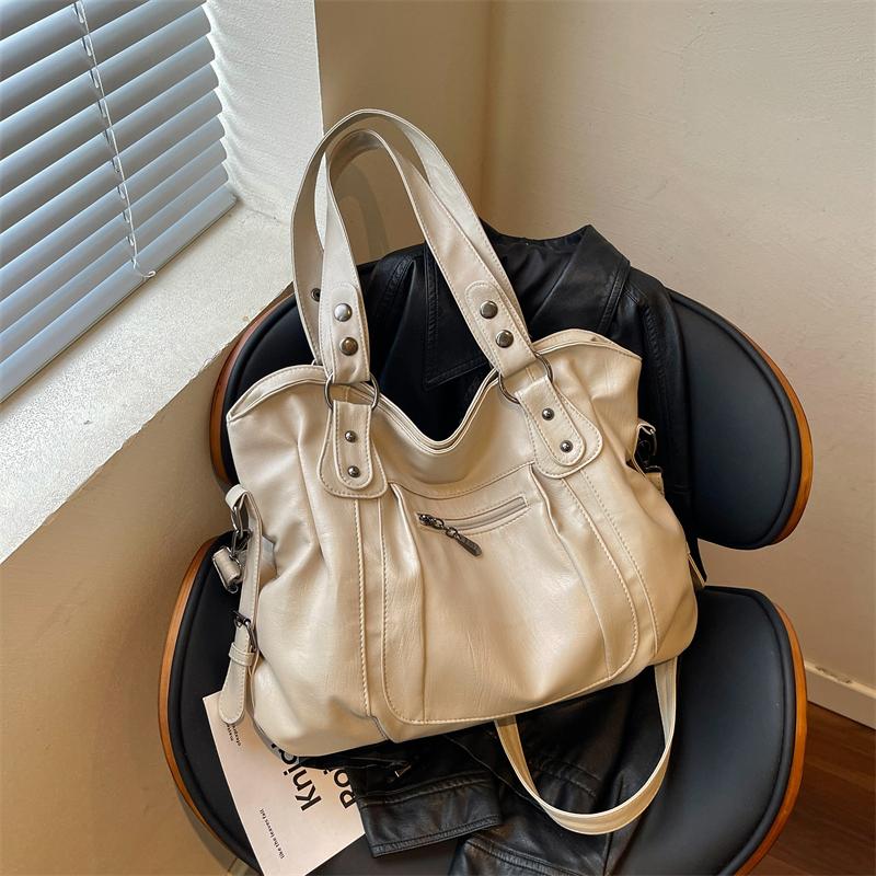 Borsa a Spalla Hobo Morbida in PU Sgualcita con Tracolla Regolabile e Borchie Metalliche Borsa a Mano Casual da Spalla per Donna