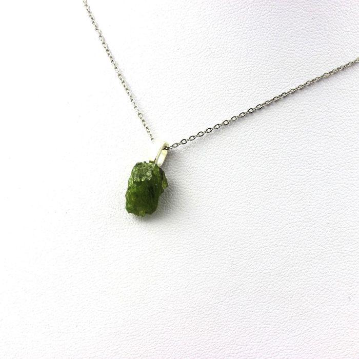 Pierres et Minéraux. Collier Grenat Tsavorite brut. 7.49 ct. Manyara Region, Tanzanie.