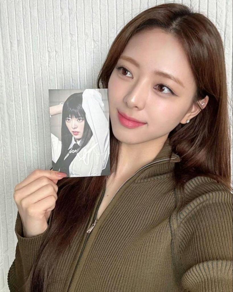 [USED] ITZY Yuna GOLD US Limited Edition Postcard Autograph