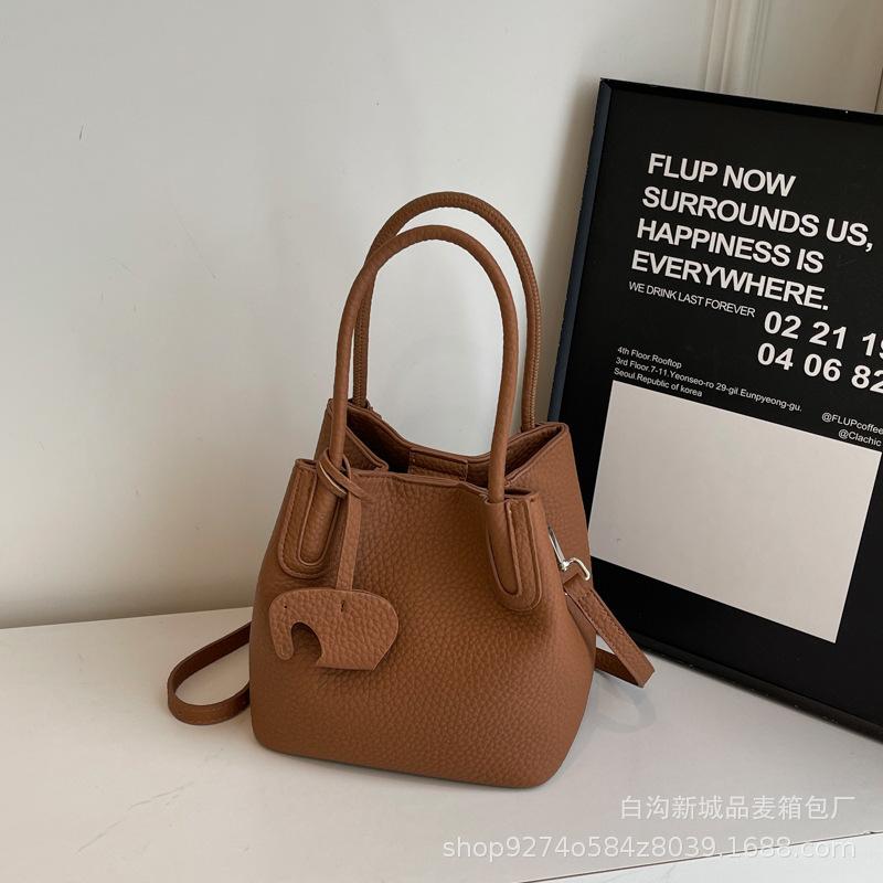 

Fashion trendy bucket bag women s Korean version ins simple casual shoulder bag 2025 summer niche design messenger bag коричневый