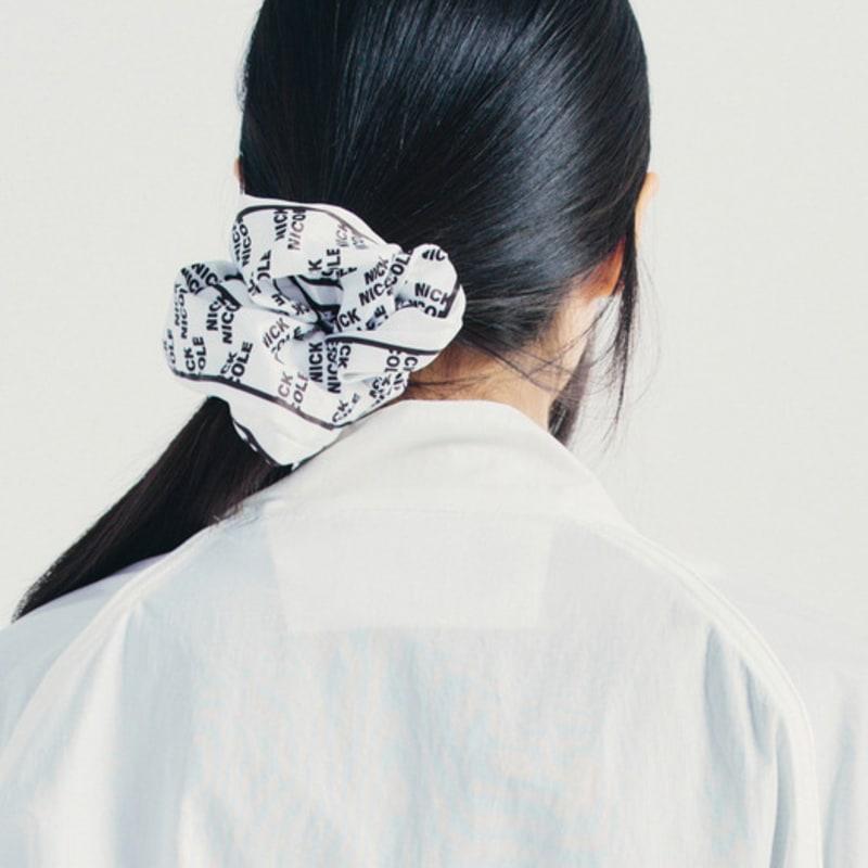 NICK&NICOLE NICOLE LOGO SATIN HAIR SCRUNCHIE_2 Color